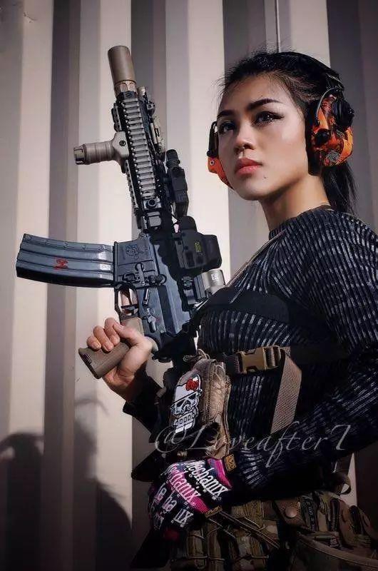 华人美女持枪狂射被人肉!颜值竟如此逆天!不做大哥的……