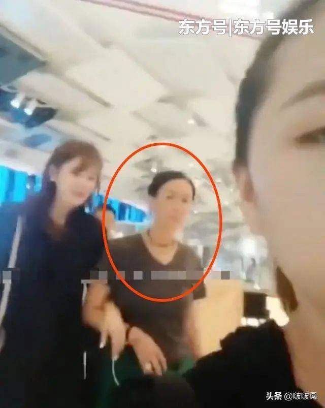 比那英还猛!翻版张柏芝深夜醉酒耍酒疯,脚踹路人美女屁股泄愤