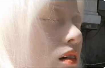 白化病女孩阳光下晒自拍,美得如同天使坠落人间