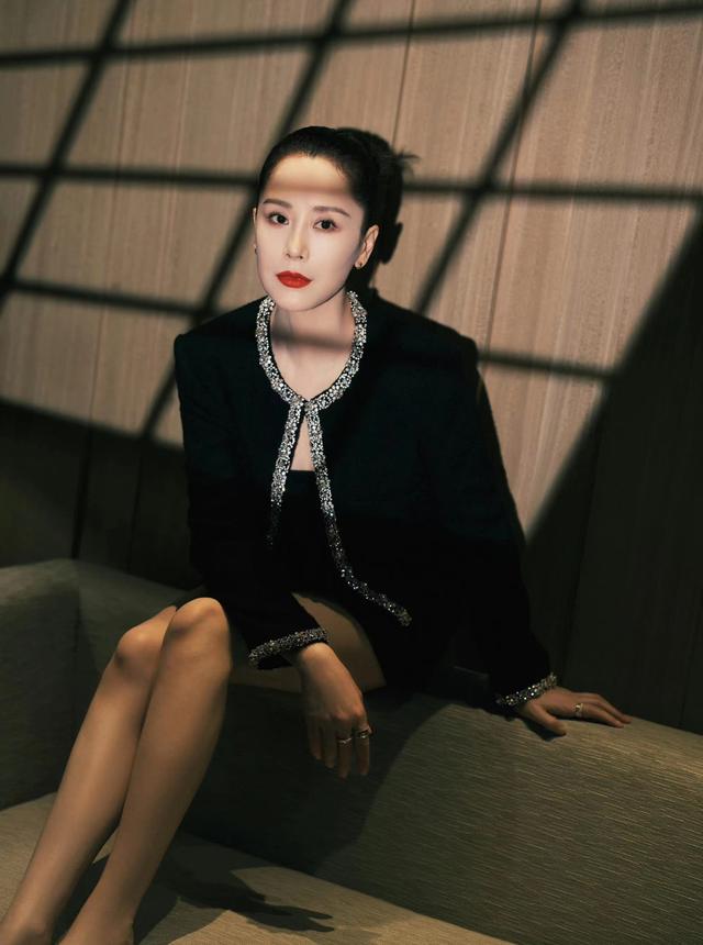 这一天,海清秀美腿,娜扎酥胸半露,却被另一位新疆美女抢了风头