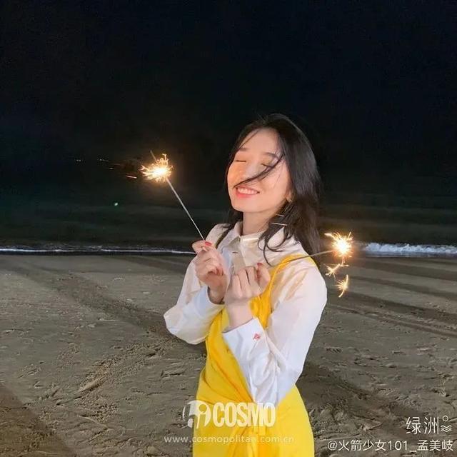 穿细吊带的女孩,迷人都不着痕迹