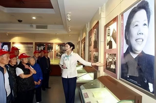 西方记者刁难:你见过世界最漂亮的女人吗?周总理硬气回应:见过