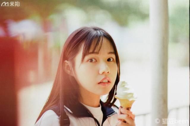 离开校园之前,她穿校服拍了一组难忘的青春写真