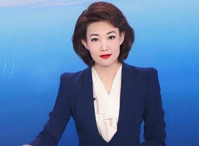 发型有多重要?45岁李梓萌摘掉假发撞脸张曼玉,“国字脸”美出圈