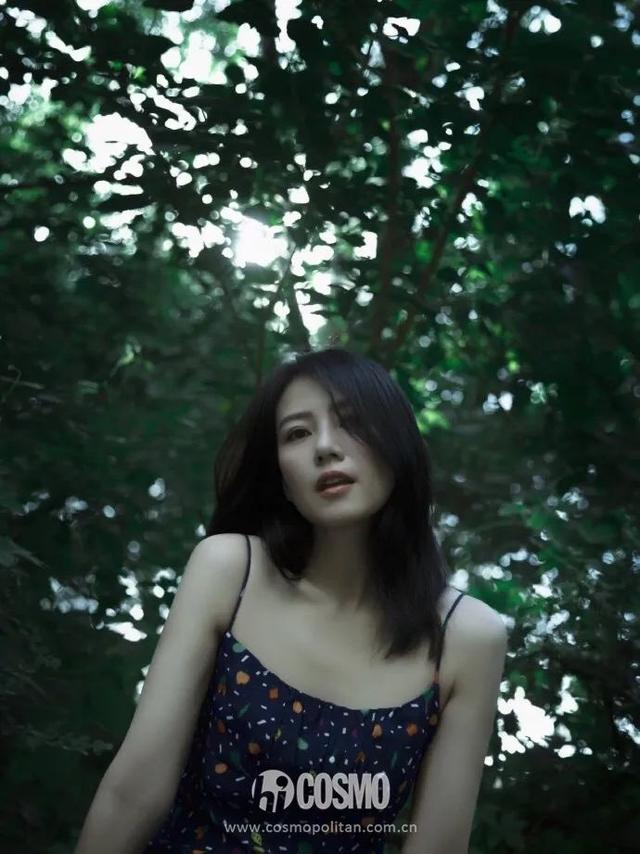 穿细吊带的女孩,迷人都不着痕迹