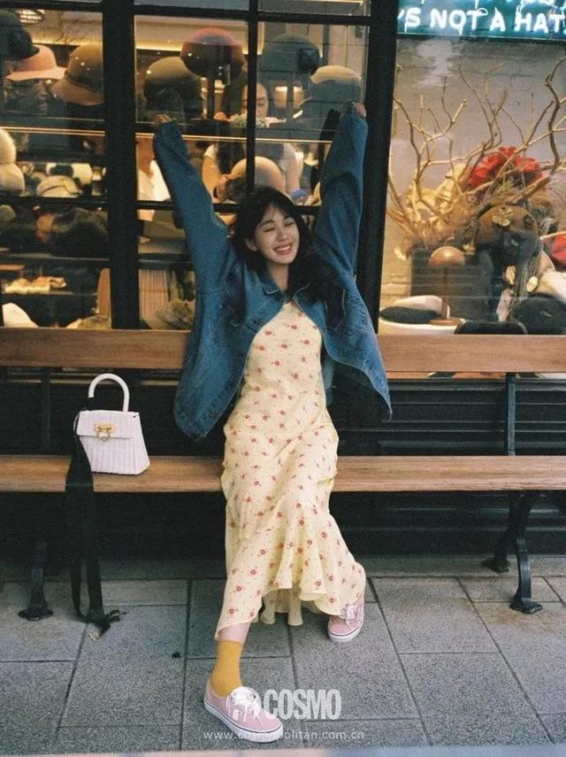 穿细吊带的女孩,迷人都不着痕迹