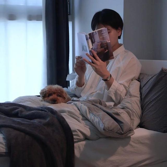 河南一女子在出租屋内“躺平”8年:拒绝一切社交,每月只花500元