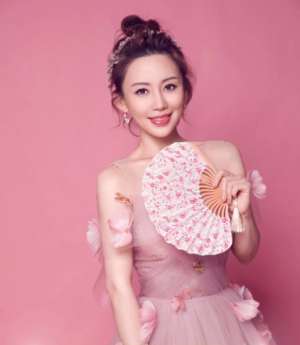 台球美女(山东美女，打台球成为世界冠军，身家超10亿元，40岁还没有结婚)