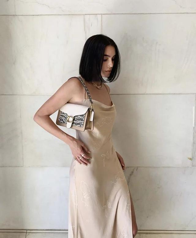 穿细吊带的女孩,迷人都不着痕迹