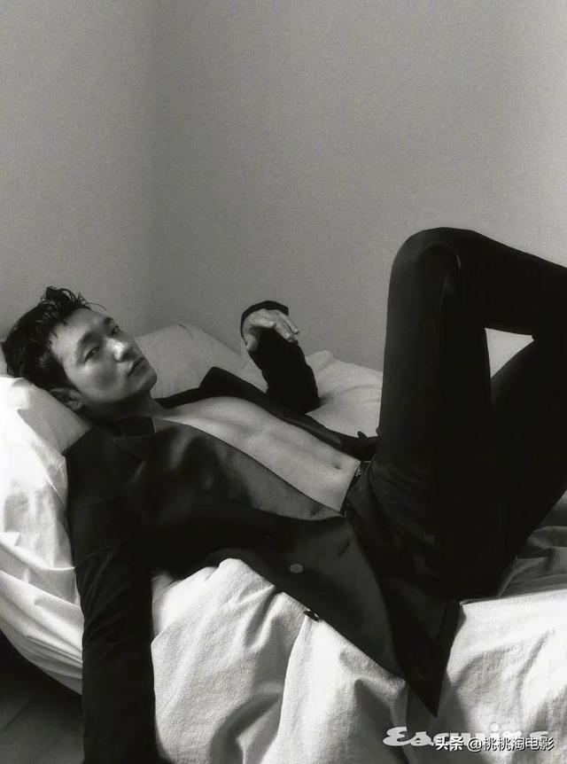 韩国男星孙锡久《Esquire》杂志封面大片,迷人魅力无法阻挡