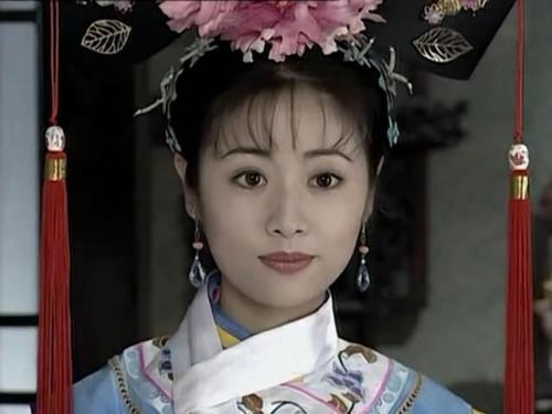 45岁林心如穿蕾丝透视装亮相,一脸油光显浮肿,无意暴露致命缺点
