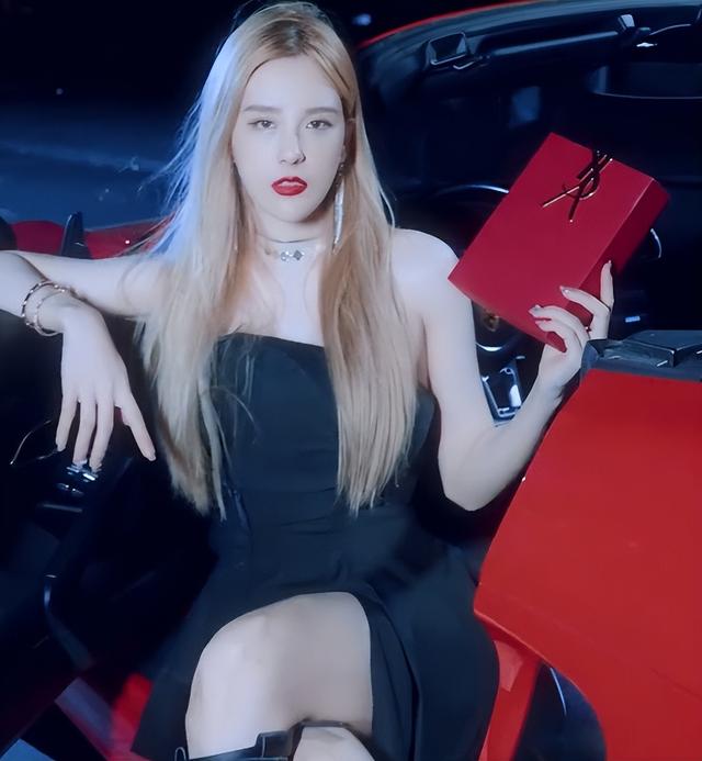 Rita烈焰红唇拍摄大牌广告,豪车美女养眼,网友:是张导没福气了