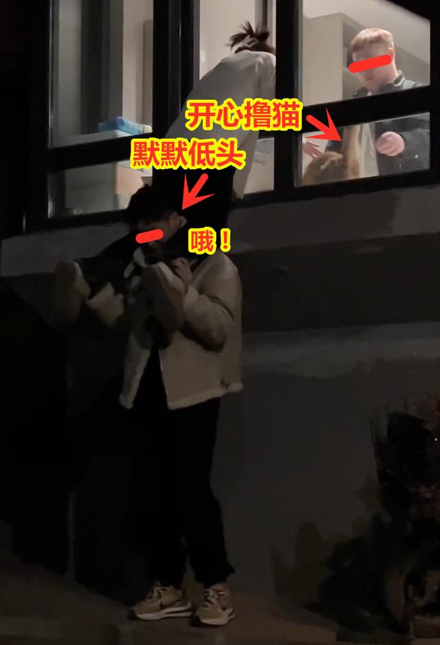 女生和男友约会忘情接吻,备胎下面托太久站不稳被嫌弃:你稳当点