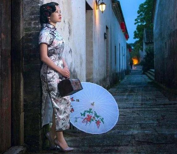 原创:江南雨巷撑油纸伞的女子