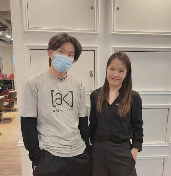 苏翊鸣剪短头发帅气十足!盛赞妈妈是最美的女人,妈妈高颜值抢镜