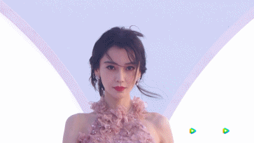 又有红毯看了!关晓彤裸背诱人,金晨长腿红鞋,热巴成纯欲天花板