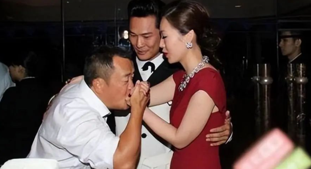 70大寿玩“脱”了,美女环绕疯狂亲吻,曾志伟还能疯多久?