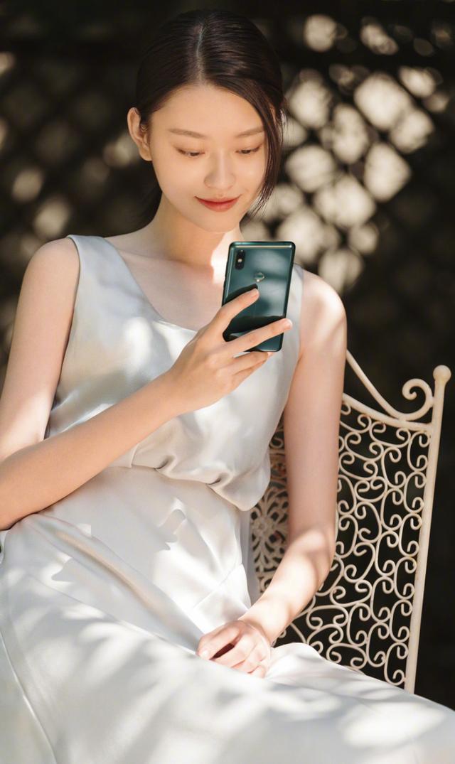 小米MIX 2S翡翠色图赏，附美女穿搭指南