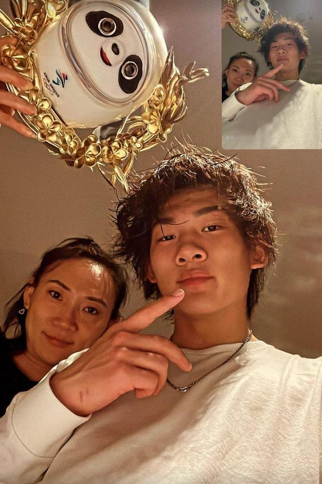 苏翊鸣剪短头发帅气十足!盛赞妈妈是最美的女人,妈妈高颜值抢镜