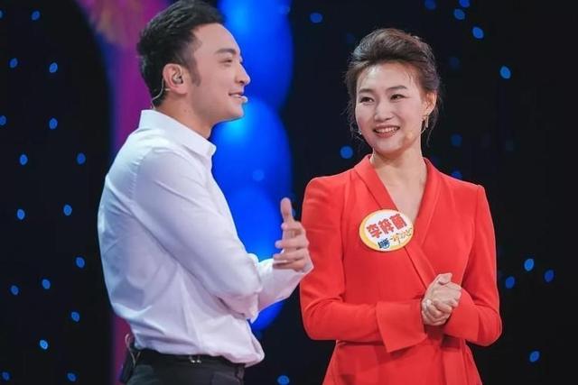发型有多重要?45岁李梓萌摘掉假发撞脸张曼玉,“国字脸”美出圈