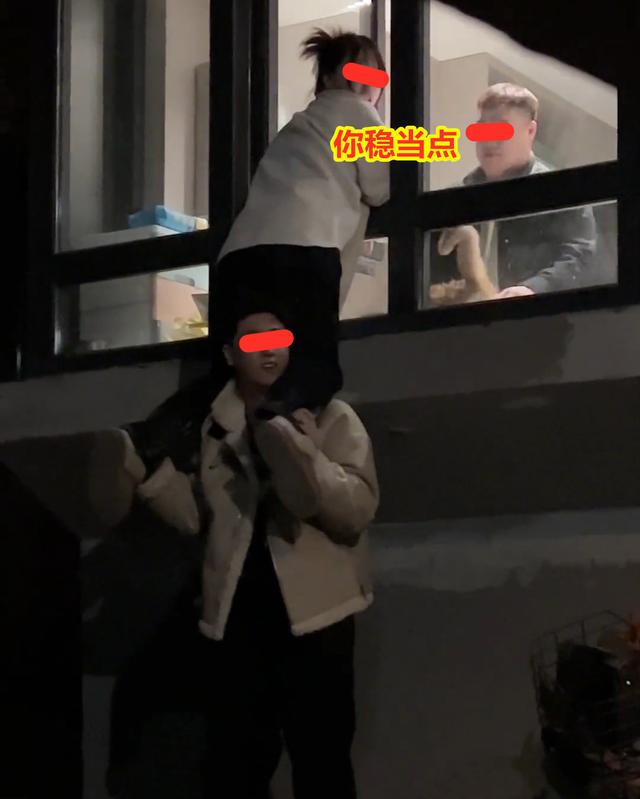 女生和男友约会忘情接吻,备胎下面托太久站不稳被嫌弃:你稳当点