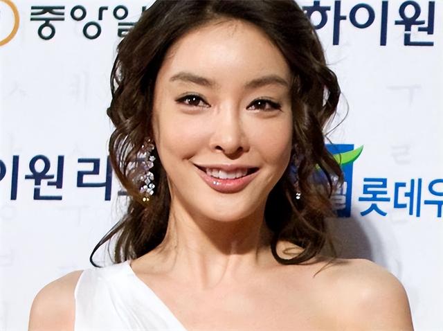 韩国财阀夫人李美兰:住地下室,被丈夫和儿女殴打,56岁跳江自尽