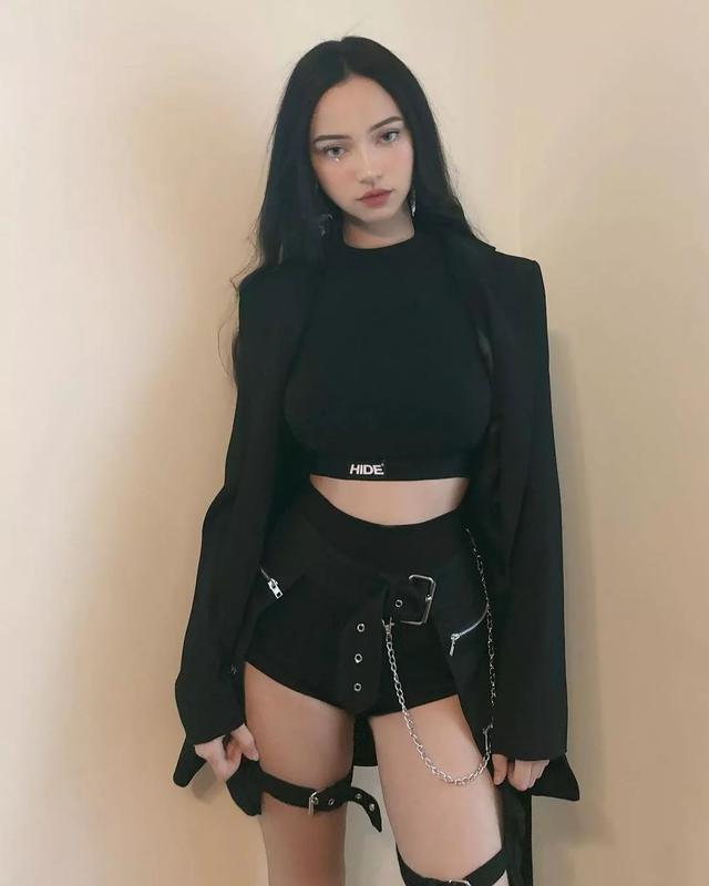 00后双胞胎姐妹身材太惹火,收割千万直男!网友:真心扛不住...