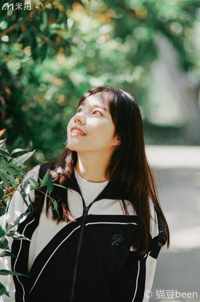 离开校园之前,她穿校服拍了一组难忘的青春写真