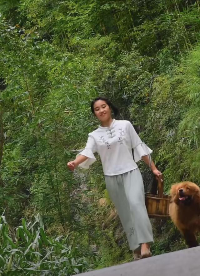26岁云南农村美女,父母离婚后她当过保姆,靠维修机电涨粉800万