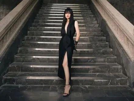 又有红毯看了!关晓彤裸背诱人,金晨长腿红鞋,热巴成纯欲天花板
