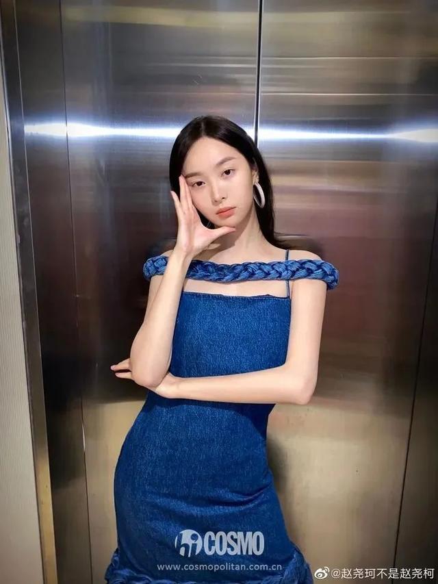 穿细吊带的女孩,迷人都不着痕迹