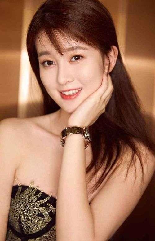 头大脸大的女人别再踩雷了,建议留这些发型,有气质还显脸小