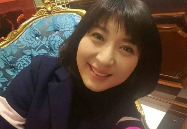 《女人当官2》开播,闫学晶霸屏,能否碾压农村题材女主王茜华?