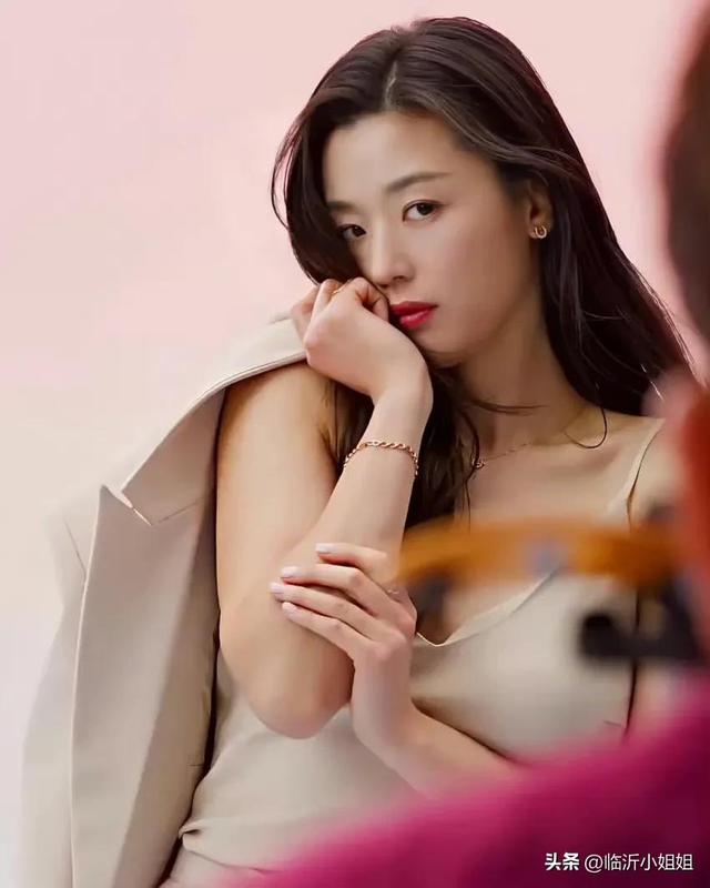 全智贤，优雅知性的气质美女，靓丽唯美的外形，太漂亮啦