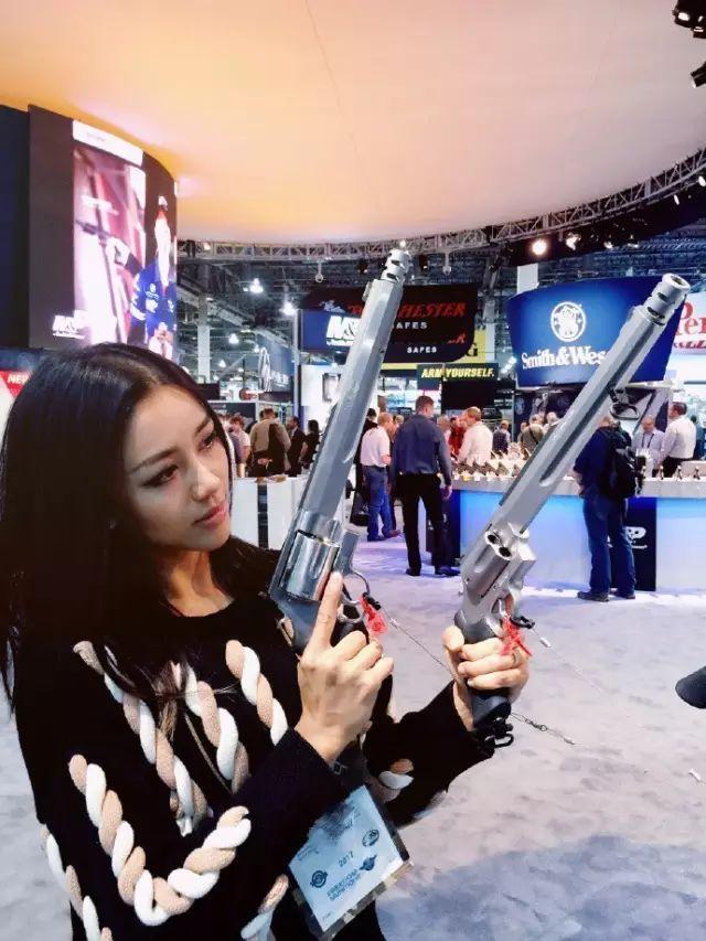 华人美女持枪狂射被人肉!颜值竟如此逆天!不做大哥的……