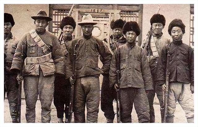 1953年贵州抓获一美女土匪,被捕后无人敢处决,毛主席当场释放