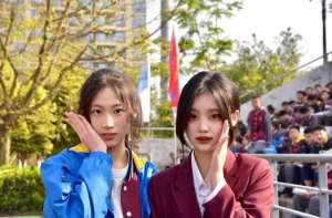美女校花(重庆八中美女校花走红，不禁联想到王俊凯，网友：难道想当明星？)