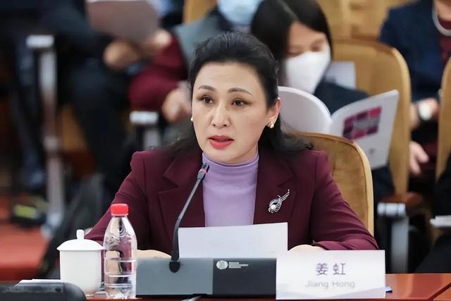 中国最美女校长姜虹:39岁任教授,49岁成校长,现55岁仍优雅知性