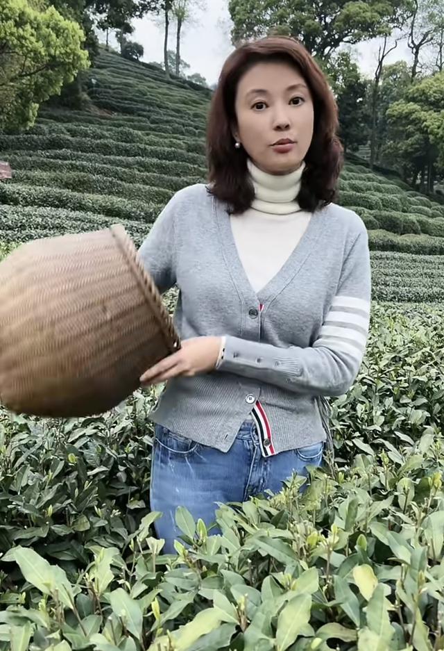 央视美女主持刘芳菲素颜曝光,皮肤白嫩紧致,46岁仍单身感情成谜