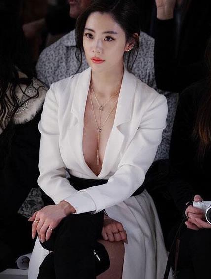 亚洲第一美女克拉拉宣布结婚,曾经在活动现场侧漏巨乳!