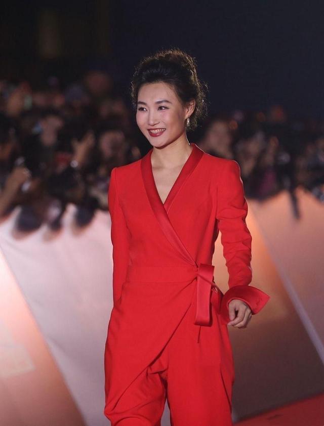 发型有多重要?45岁李梓萌摘掉假发撞脸张曼玉,“国字脸”美出圈