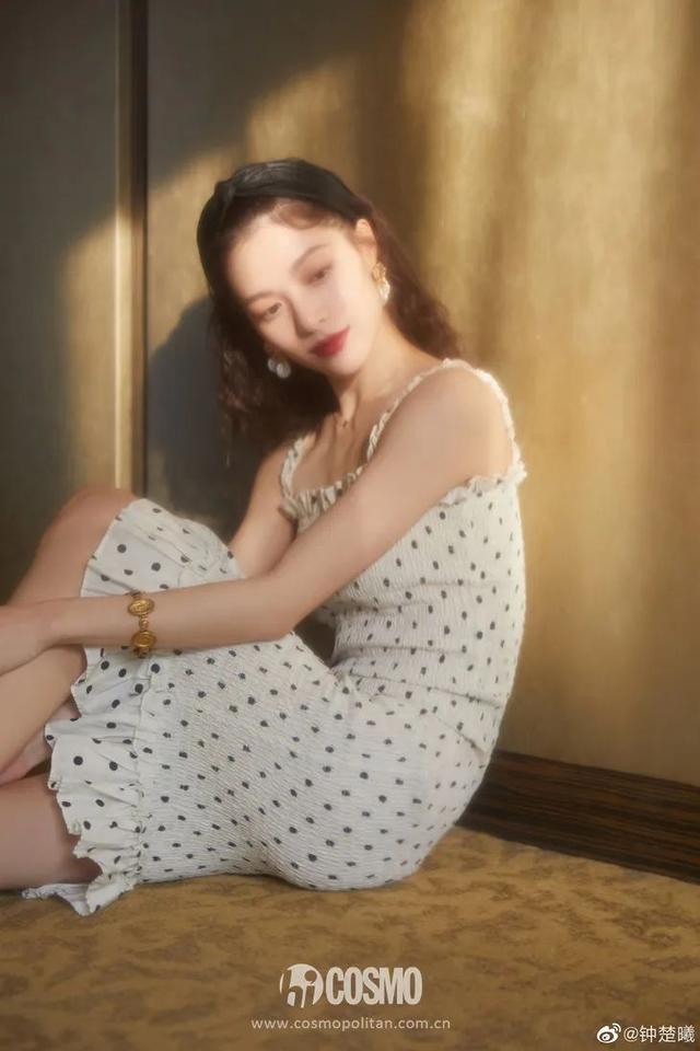 穿细吊带的女孩,迷人都不着痕迹