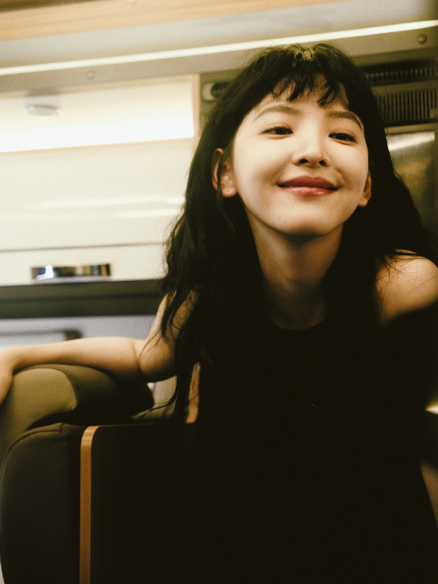 这一天,海清秀美腿,娜扎酥胸半露,却被另一位新疆美女抢了风头