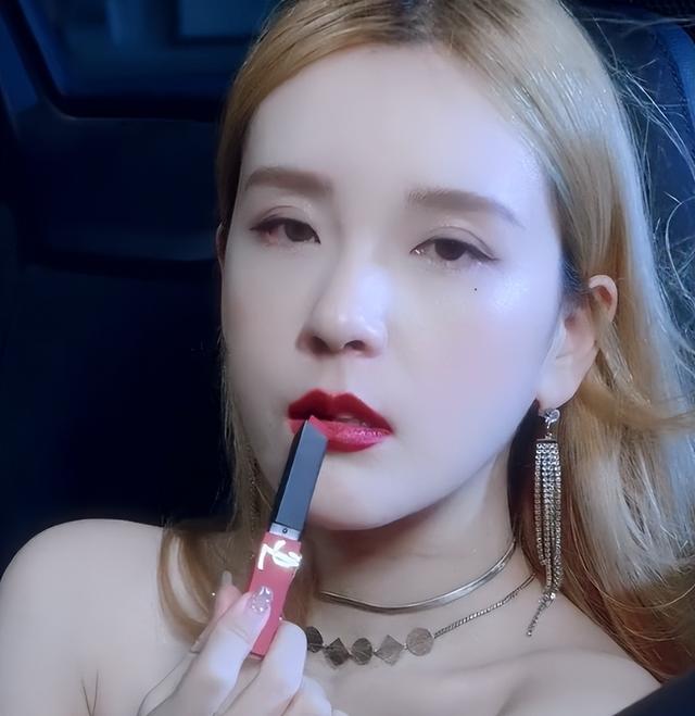 Rita烈焰红唇拍摄大牌广告,豪车美女养眼,网友:是张导没福气了