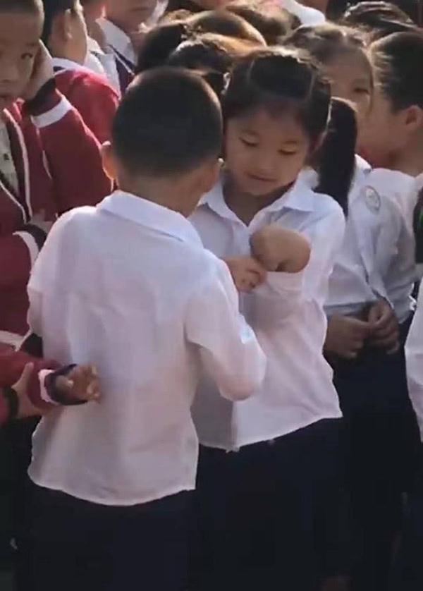 女同学系不上袖扣,暖心男孩“霸气”帮忙,网友:这该死的温柔