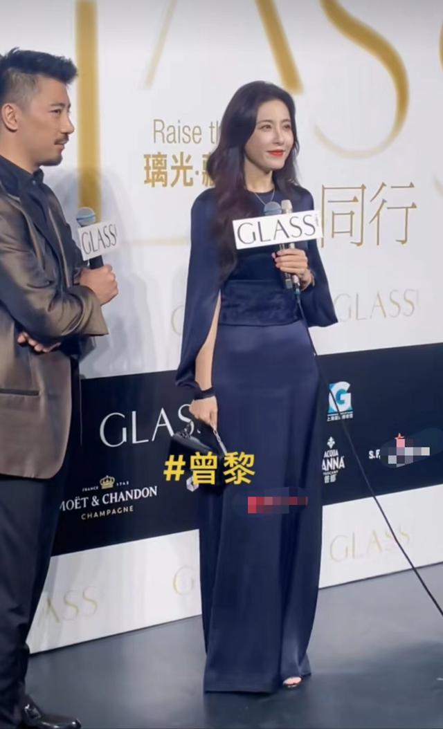这一天,海清秀美腿,娜扎酥胸半露,却被另一位新疆美女抢了风头
