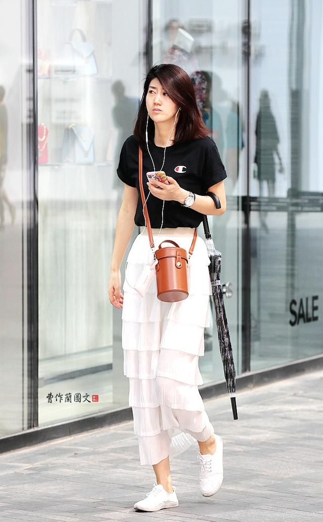 街拍:拎着“水桶”逛街的美女