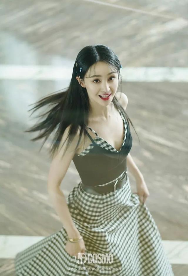 穿细吊带的女孩,迷人都不着痕迹