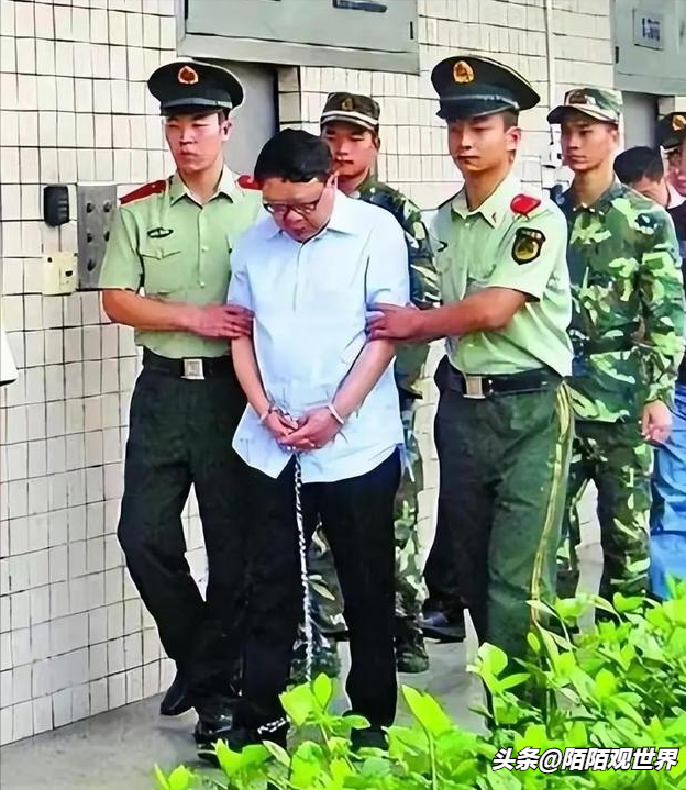 “扫黑局长”文强覆灭记:强奸女学生,玩弄女星,霸占警花十余年