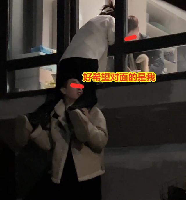 女生和男友约会忘情接吻,备胎下面托太久站不稳被嫌弃:你稳当点
